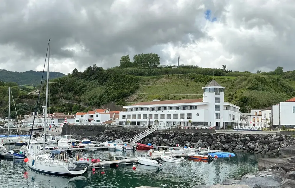 Le port de Povoação sous un ciel nuageux