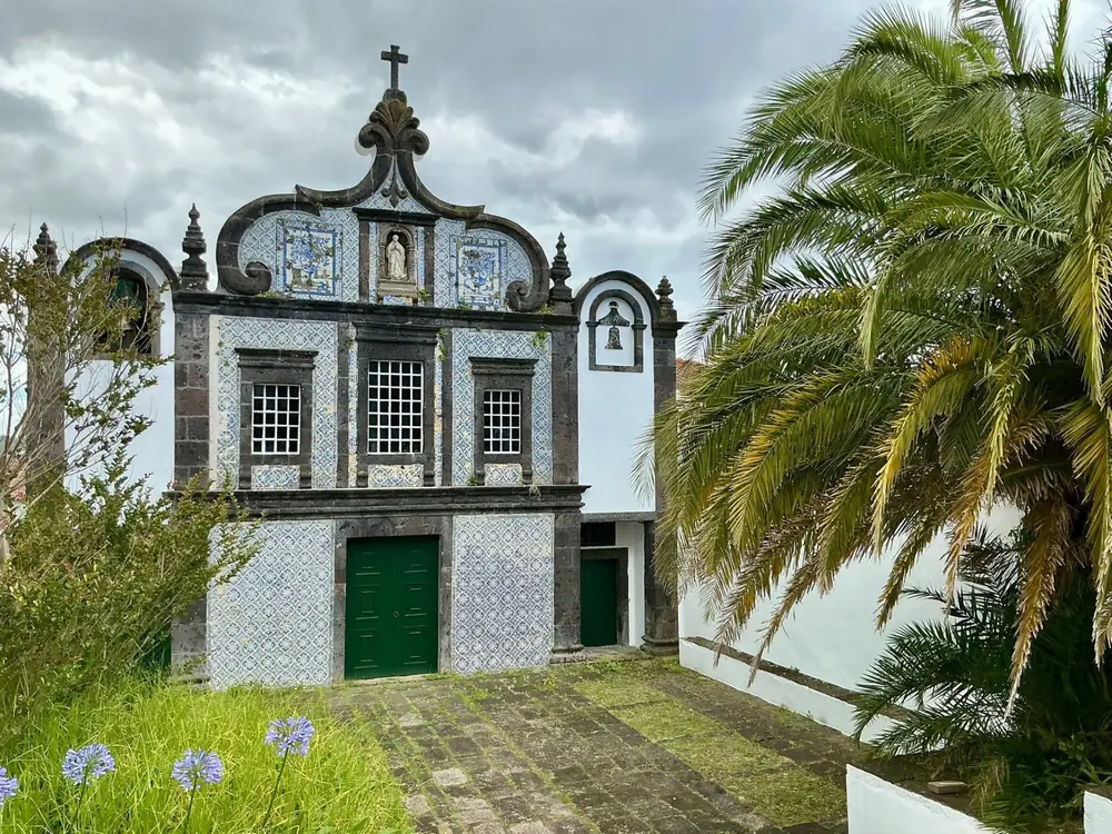 Église couverte d’azulejos bleus et blancs sur la route de Povoação