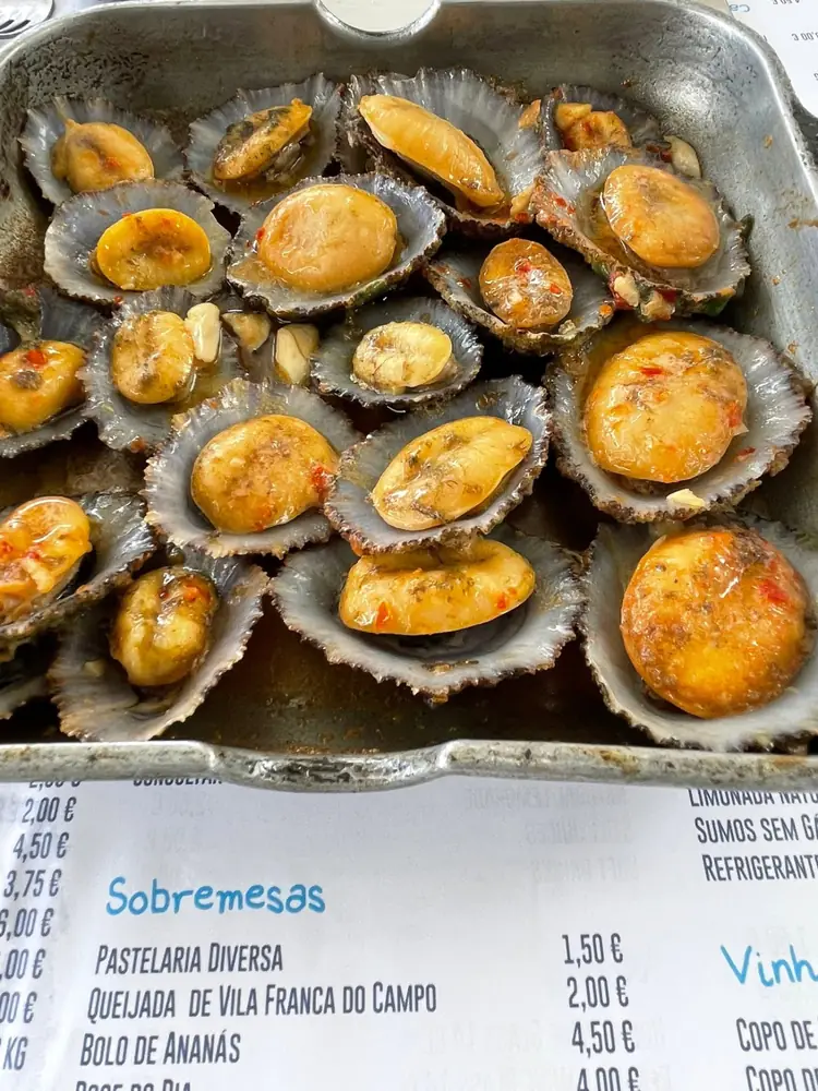 Plat de lapas grillées à l’ail et au piment