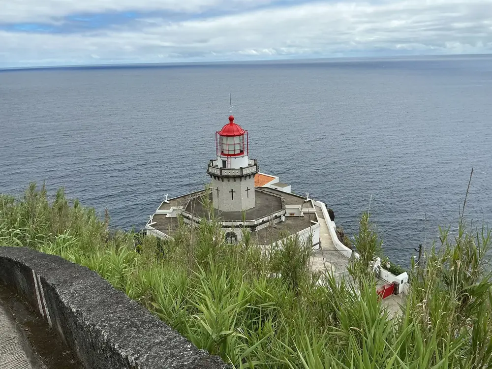 Le Farol do Arnel vu depuis la descente